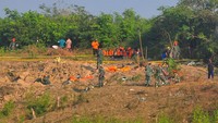Sebelumnya pesawat T-50i Golden Eagle TT-5009 jatuh di Desa Nginggil, Kecamatan Kradenan, Blora Jawa Tengah, Senin malam (18/7/2022). Pesawat itu dilaporkan hilang kontak pukul 19.25 WIB. ANTARA FOTO/Yusuf Nugroho  