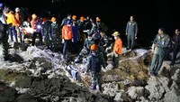 Pesawat latih tempur T-50i Golden Eagle TT-5009 jatuh di Desa Nginggil, Kecamatan Kradenan, Blora Jawa Tengah, Senin (18/7/2022) malam. (Siswowidodo/Antara Foto)