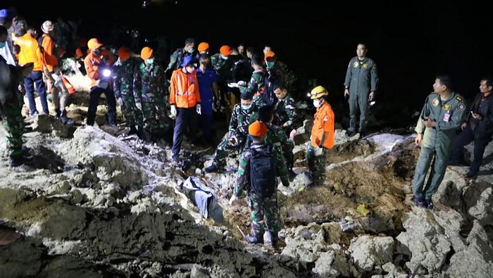 Foto-foto Lokasi Pesawat T-50i Golden Eagle yang Jatuh di Blora Tim SAR TNI AU mengevakuasi dan mengamankan lokasi kecelakaan Pesawat T-50i Golden Eagle TT-5009 di Desa Nginggil, Kradenan, Blora, Jawa Tengah, Senin (18/7/2022). Pesawat tempur tersebut mengalami kecelakaan saat latihan terbang malam dan mengakibatkan penerbangnya Lettu Pnb Allan Safitra Indra Wahyudi meninggal. ANTARA FOTO/DISPENAU/sis/rwa.