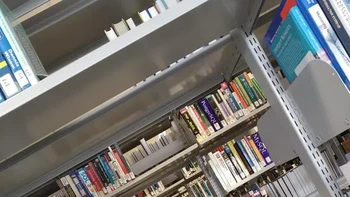 Rak buku yang seakan tidak ada habisnya seperti di film Interstellar. Foto: Buzzfeed