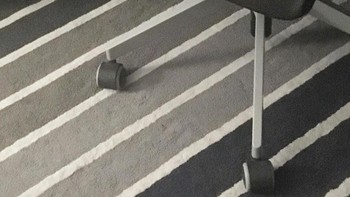 Kursi ini seakan hilang salah satu kakinya. Foto: Buzzfeed
