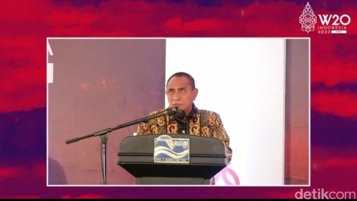 Gubernur Edy Rahmayadi saat memberi kata sambutan di acara W20 di Danau Toba.