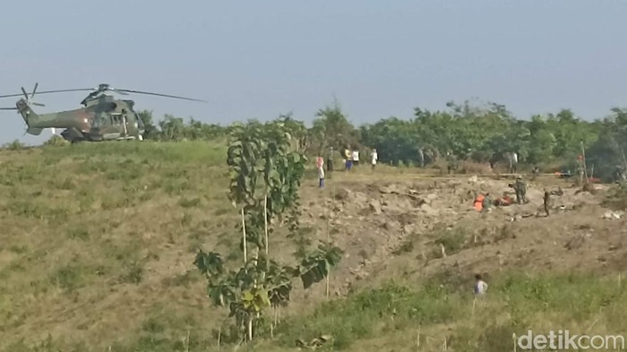 Helikopter mendarat di dekat TKP pesawat jatuh di Blora, Selasa (19/7/2022).