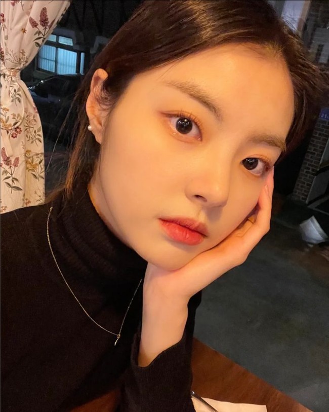 Mengawali debut akting dengan cemerlang, bukan tidak mungkin Hong Yeji akan jadi salah satu aktris yang patut diperhitungkan. Foto: Instagram/@red._.yeji_