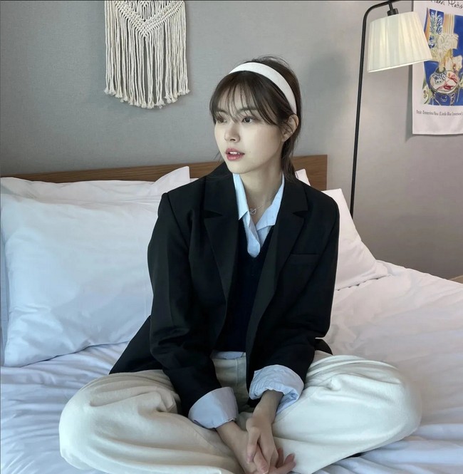 Penampilan Hong Yeji mendapat pujian dari netizen. Banyak yang menilai aktingnya sangat meyakinkan hingga membuat penonton ikut terlarut dalam penderitaannya sebagai Yoon Young. Foto: Instagram/@red._.yeji_