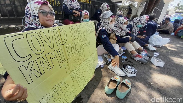 Honorer nakes dan non nakes berunjuk rasa di Gedung DPRD Sumedang
