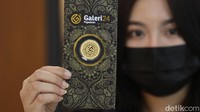 Kemudian, emas cetakan UBS satu gram dipatok Rp 940 ribu, naik Rp 3.000. Harga emas 24 karat satu gram Antam diperdagangkan dengan harga Rp 998 ribu, naik Rp 63 ribu.