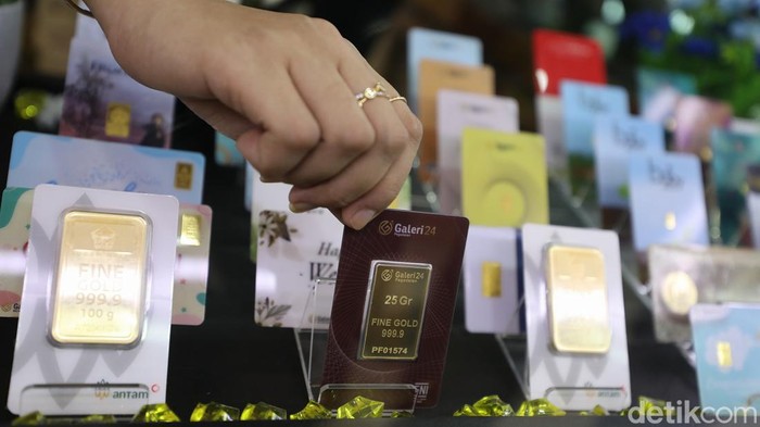 Ibu-ibu, Harga Emas di Pegadaian Naik Harga emas di Pegadaian hari ini Selasa, (19/7), terpantau mengalami kenaikan. Jumlah kenaikannya pun bervariasi berdasar berat dan cetakan.
