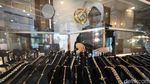 Ibu-ibu, Harga Emas di Pegadaian Naik Lho