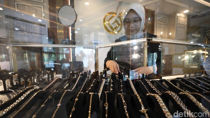 Ibu-ibu, Harga Emas di Pegadaian Naik Harga emas di Pegadaian hari ini Selasa, (19/7), terpantau mengalami kenaikan. Jumlah kenaikannya pun bervariasi berdasar berat dan cetakan.