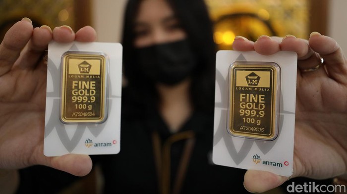 Ibu-ibu, Harga Emas di Pegadaian Naik Harga emas di Pegadaian hari ini Selasa, (19/7), terpantau mengalami kenaikan. Jumlah kenaikannya pun bervariasi berdasar berat dan cetakan.