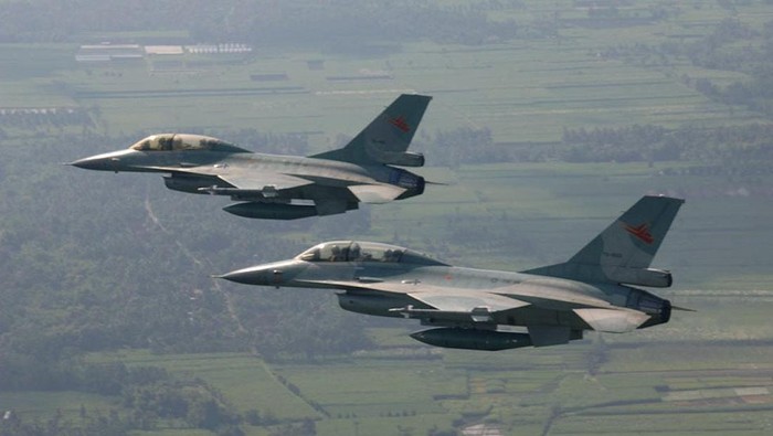 Kecelakaan pesawat TNI AU berlokasi di Blora, Jawa Tengah. Peristiwa tersebut terjadi pada Senin (18/7/2022) saat pilot pesawat sedang berlatih di malam hari.