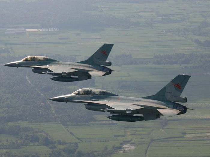 Kecelakaan pesawat TNI AU berlokasi di Blora, Jawa Tengah. Peristiwa tersebut terjadi pada Senin (18/7/2022) saat pilot pesawat sedang berlatih di malam hari.