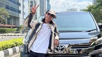 Bonge kini telah sukses menjadi seleb SCBD, sampai-sampai dirinya disebut mobil sendiri. Inilah momennya ketika Bonge foto di depan mobil hitam Vellfire dengan plat B 80 NGE. Foto: Instagram @bonge_real