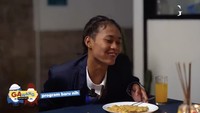 Bonge pun tampak bahagia bisa menyantap steak ayam bersama Kurma. Foto: YouTube/GA