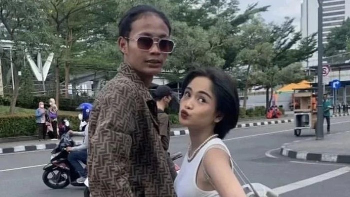 Intip Momen Seru Bonge Makan Duren hingga Ngopi