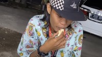 Terlihat nikmat! Inilah momen Bonge ketika sedang menyantap buah durian yang manis. Kira-kira Bonge ajak Kurma makan durian juga gak ya? Foto: Instagram @willie27_