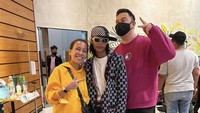 Kini Bonge sering diajak foto oleh para penggemarnya. Ini momen ketika Bonge berpose keren di suatu kedai kopi.  Foto: Instagram @ismipricilla