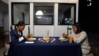 Romantis…Bonge pun tampak mengajak Kurma makan malam bersama. Meja dihias sedemikian rupa agar Bonge dan Kurma bisa lebih nikmat makan malamnya. Foto: YouTube/GA