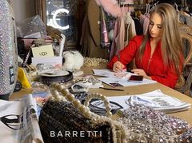 Isabella memulai kerajaan bisnisnya dengan merilis brand perhiasan, Glitzy Girl bersama ibunya. Gadis cantik itu sekarang memiliki beberapa bisnis termasuk brand House of Barretti yang merilis berbagai busana untuk remaja.Foto: Instagram @isabellabarrett123