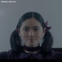 Inilah penampilan Isabella Fuhrman sebagai Esther dalam film prekuel Orphan: First Kill. Film tersebut akan mengangkat kisah Esther setelah kabur dari Estonia ke Amerika Serikat. Dia berpura-pura sebagai anak perempuan sebuah keluarga kaya. Foto: Instagram