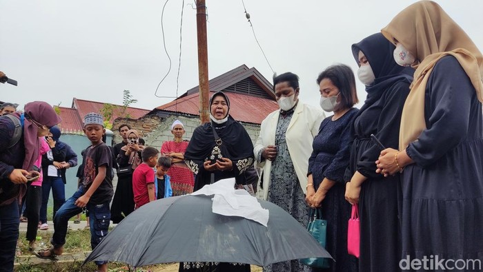 Istri Bupati Nduga ikut hadir dalam pemakaman Mahmud Ismaun korban KKB Papua di Palu, Sulteng.