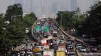 Kemacetan panjang ini terpantau sekitar pukul 10.00 WIB. Kemacetan terjadi, salah satunya karena banyaknya bottle neck di setiap fly over. 