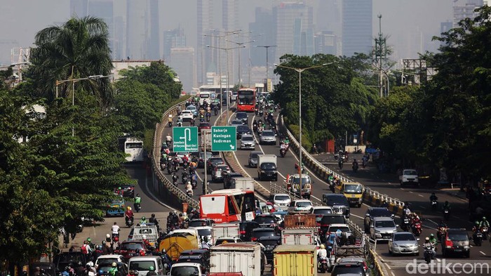 Jalan Abdullah Syafei-Jalan Satrio Tebet Macet Pengendara motor dan mobil mengalami kemacetan di Jalan KH Abdulah Syafei, Jakarta Selatan, Selasa (19/7/2022). Hingga pukul 10.00 WIB Kemacetan panjang hingga kurang lebih 6 km masih terjadi mulai pom bensin pasar gembrong hingga Mall Ambasador Kuningan Jakarta. Kendaraan berjalan merayap sesekali berhenti. Hal ini terjadi karena tingginya volume kendaraan.