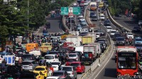 Macet panjang itu terjadi di ruas yang mengarah ke Kuningan.