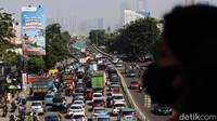 Sementara arah sebaliknya yang mengarah ke Kampung Melayu tampak ramai lancar.