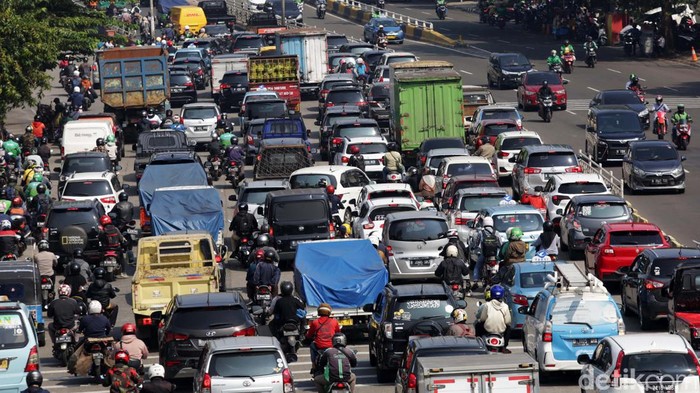 Pengendara motor dan mobil mengalami kemacetan di Jalan KH Abdulah Syafei, Jakarta Selatan, Selasa (19/7/2022). Hingga pukul 10.00 WIB Kemacetan panjang hingga kurang lebih 6 km masih terjadi mulai pom bensin pasar gembrong hingga Mall Ambasador Kuningan Jakarta. Kendaraan berjalan merayap sesekali berhenti. Hal ini terjadi karena tingginya volume kendaraan.