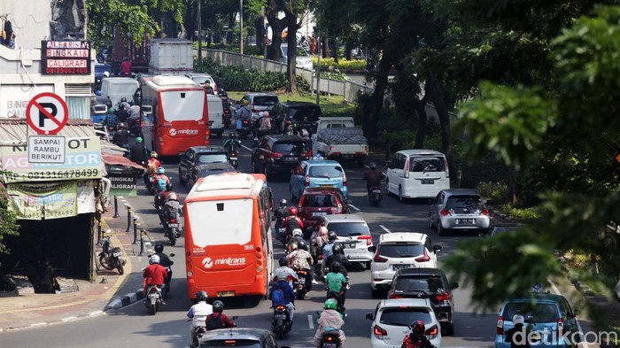 Pengendara motor dan mobil mengalami kemacetan di Jalan KH Abdulah Syafei, Jakarta Selatan, Selasa (19/7/2022). Hingga pukul 10.00 WIB Kemacetan panjang hingga kurang lebih 6 km masih terjadi mulai pom bensin pasar gembrong hingga Mall Ambasador Kuningan Jakarta. Kendaraan berjalan merayap sesekali berhenti. Hal ini terjadi karena tingginya volume kendaraan.