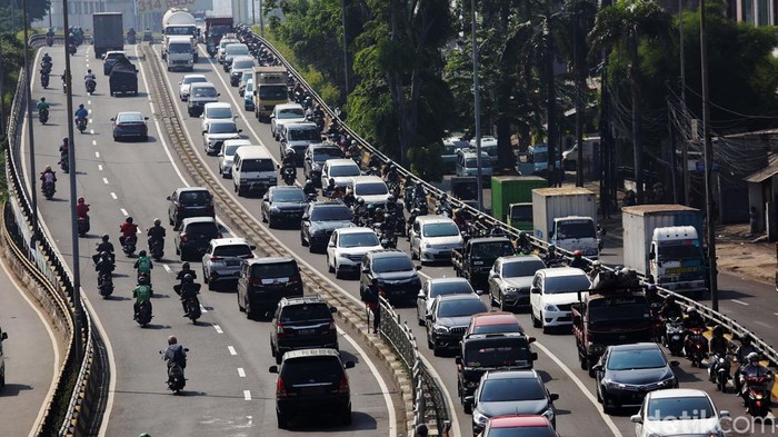 Pengendara motor dan mobil mengalami kemacetan di Jalan KH Abdulah Syafei, Jakarta Selatan, Selasa (19/7/2022). Hingga pukul 10.00 WIB Kemacetan panjang hingga kurang lebih 6 km masih terjadi mulai pom bensin pasar gembrong hingga Mall Ambasador Kuningan Jakarta. Kendaraan berjalan merayap sesekali berhenti. Hal ini terjadi karena tingginya volume kendaraan.