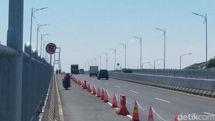 Jalur Motor di Suramadu Jalur motor di Jembatan Suramadu akan ditutup selama pemasangan kabel PLN dari Surabaya ke Madura. Motor akan dialihkan ke jalur darurat roda empat dan hari ini simulasinya dimulai.