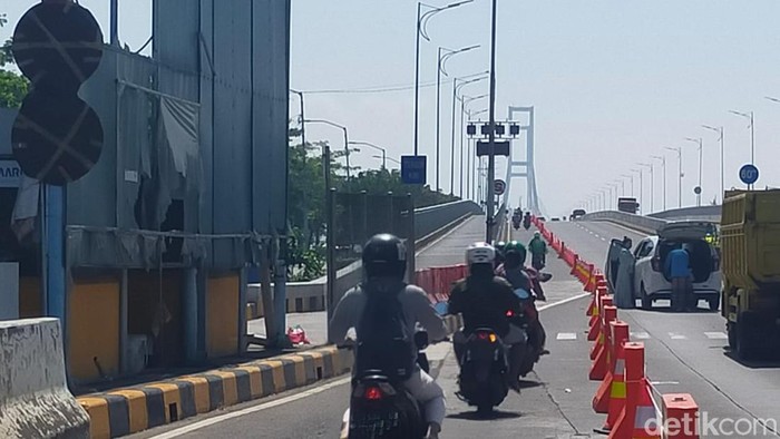 Jalur motor di Jembatan Suramadu akan ditutup selama pemasangan kabel PLN dari Surabaya ke Madura. Motor akan dialihkan ke jalur darurat roda empat dan hari ini simulasinya dimulai.