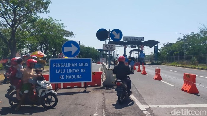 Jalur Motor di Suramadu Jalur motor di Jembatan Suramadu akan ditutup selama pemasangan kabel PLN dari Surabaya ke Madura. Motor akan dialihkan ke jalur darurat roda empat dan hari ini simulasinya dimulai.
