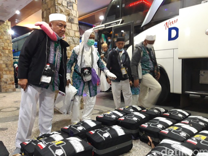 Jemaah haji pulang dari Arab Saudi tiba di Asrama Haji Donohudan, Boyolali.