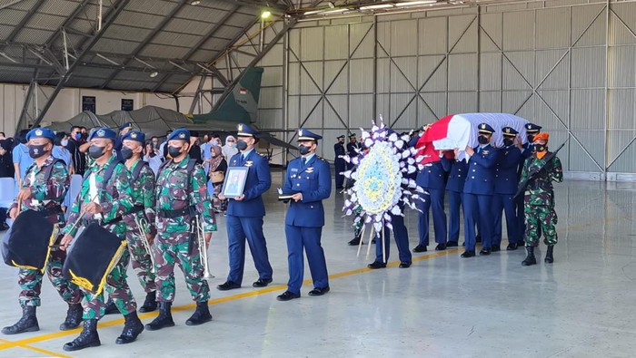 Jenazah Lettu Pnb Allan Safitra, pilot T-50i Golden Eagle disemayamkan di Lanud Iswahjudi Madiun di Magetan.