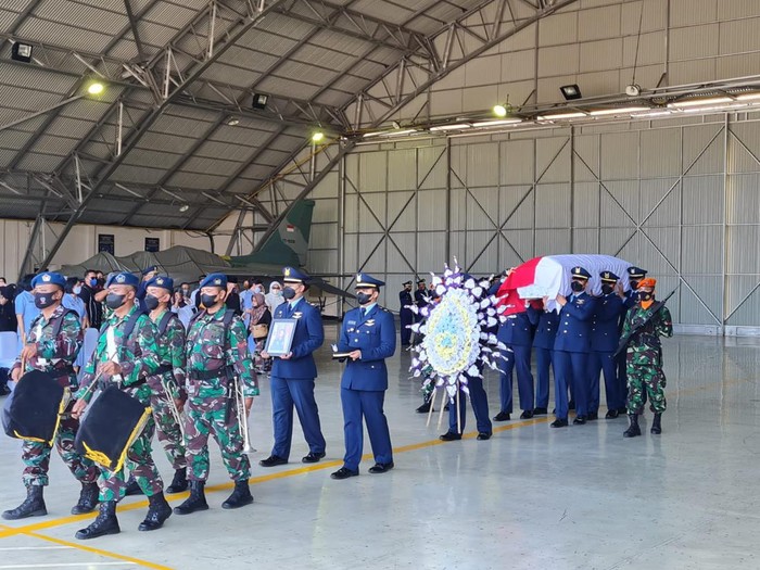Jenazah Lettu Pnb Allan Safitra, pilot T-50i Golden Eagle disemayamkan di Lanud Iswahjudi Madiun di Magetan.
