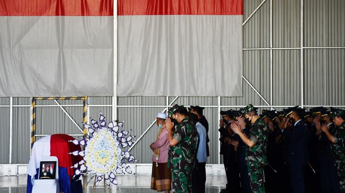 Jenazah Pilot Golden Eagle Disalatkan di Hanggar Lanud Iswahjudi Magetan Sejumlah prajurit TNI melaksanakan shalat jenazah saat jenazah penerbang Pesawat T-50i Golden Eagle TT-5009 Lettu Pnb Allan Safitra Indra Wahyudi disemayamkan di Hanggar Skadron Udara 15 Lanud Iswahjudi, Magetan, Jawa Timur, Selasa (19/7/2022). Pesawat tempur Golden Eagle yang berpangkalan di Skadron Udara 15 mengalami kecelakaan saat latihan terbang malam dan mengakibatkan penerbangnya Lettu Pnb Allan Safitra Indra Wahyudi meninggal dunia. ANTARA FOTO/Siswowidodo/rwa.