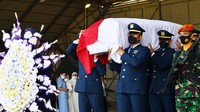 Seorang istri prajurit TNI AU menenangkan Dianka Firsta Brestianti (kedua kiri) istri penerbang Pesawat T-50i Golden Eagle TT-5009 Lettu Pnb Allan Safitra Indra Wahyudi saat pemberangkatan jenazah ke Jakarta dari persemayaman di Hanggar Skadron Udara 15 Lanud Iswahjudi, Magetan, Jawa Timur, Selasa (19/7/2022).  