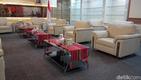 Selain ruang rapat, lantai kerja ini juga menyediakan longue untuk diskusi atau menyambut tamu. Longue ini lebih santai dengan sofa dan pantry. Foto: Nikita Rosa Damayanti/detikEdu