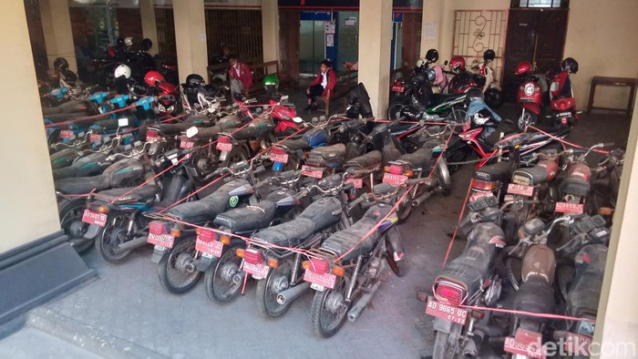 Kendaraan dinas milik Pemkab Klaten yang rusak dan akan dilelang, Selasa (19/7/2022).