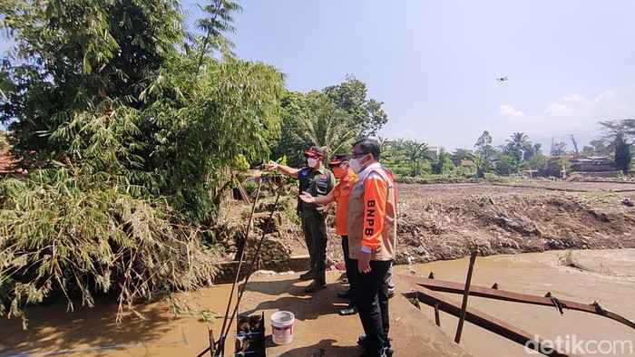 Kepala BNPB Letjen Suharyanto meninjau lokasi banjir bandang Garut