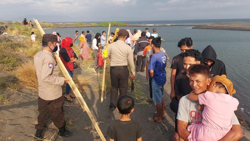 Kepolisian Sektor Pringgabaya, Lombok Timur, imbau warga tidak berenang ke bangkai perahu di Pantai Dedalpak Desa Pohgading Kecamatan Priganggaya Lombok Timur, Selasa (19/7/2022).