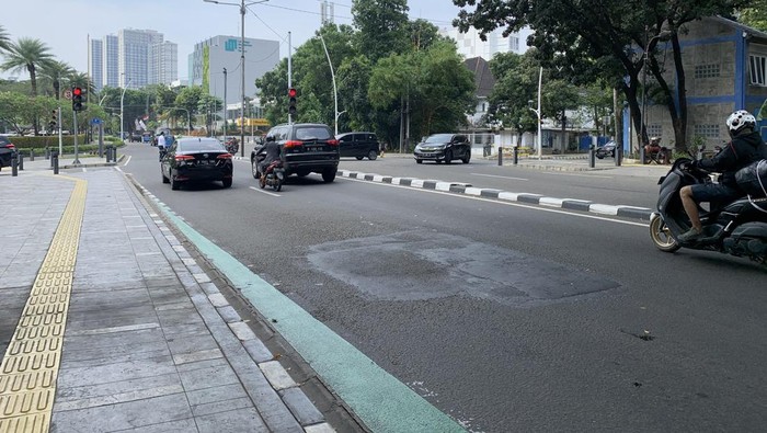 Kondisi jalan di bawah jembatan layang rel kereta dekat Metropole, Jakarta Pusat kering, Selasa (19/8/2022).