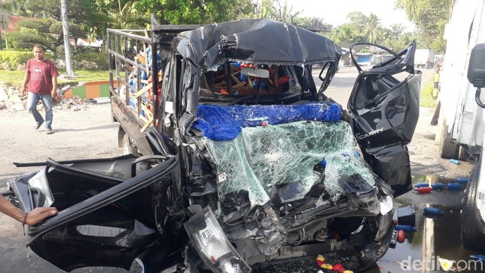 Kondisi pikap usai tabrak truk di Binjai, Sumut.