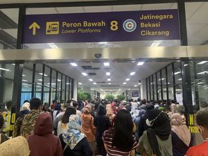 Netizen Ramai Curhat Kerasnya Perjuangan Hidup di Stasiun Manggarai