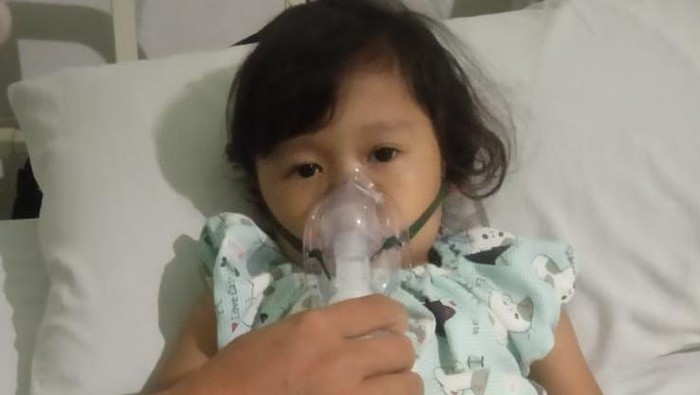 Ayesha, anak penderita jantung bocor sempat dirawat di rumah sakit karena batuk dan demam terus menerus. Mari bantu donasi untuk Ayesha lewat berbuatbaik.