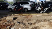 Di lokasi kecelakaan masih terlihat barang-barang milik korban.